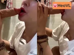 Vào nhà tắm thủ dâm bú dương vật giả