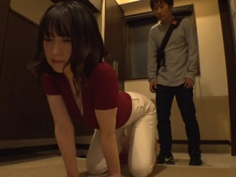 ông chồng lo làm việc, bà xã ở nhà vụng trộm với cậu thanh niên phòng bên